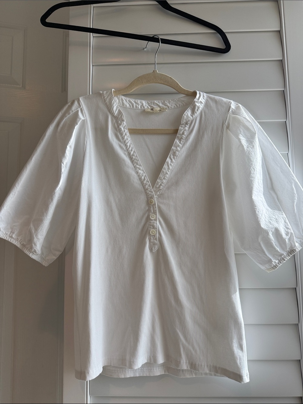Madewell White V-Neck Three-Button Puff Sleeve Top